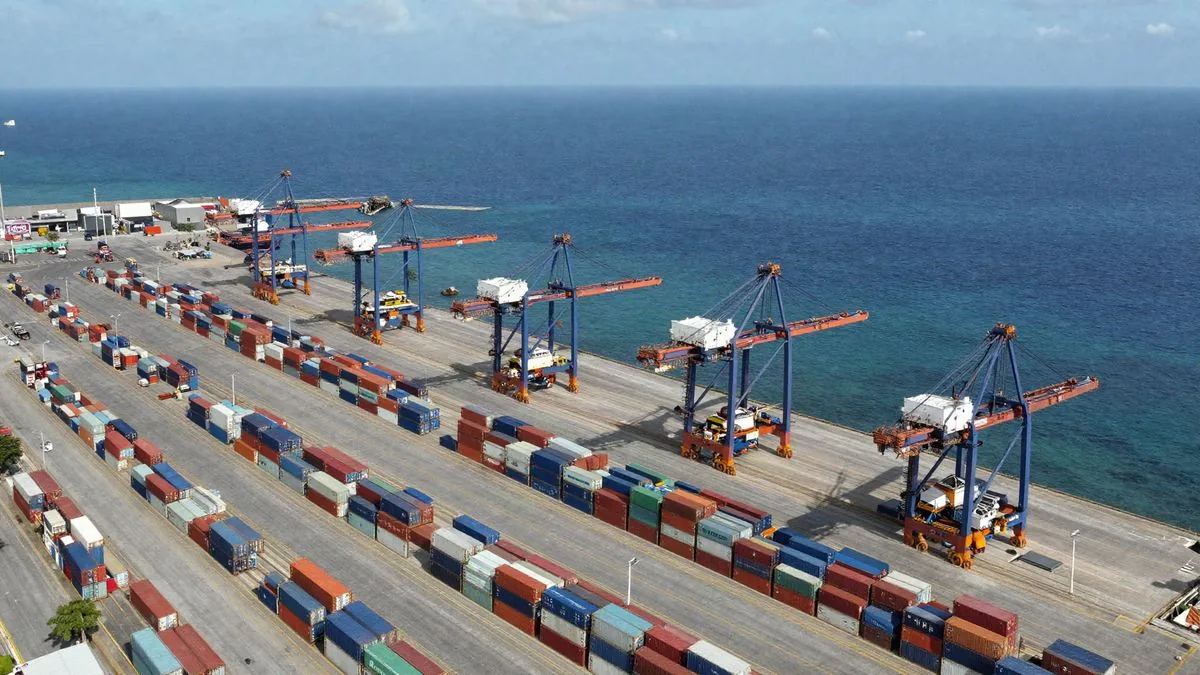 Vista aérea de un puerto de contenedores con grúas pórticas