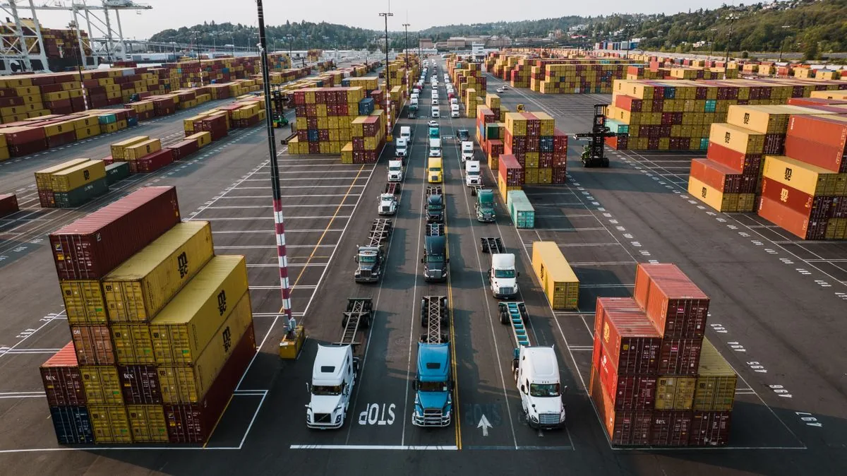 Camiones y contenedores de carga en una zona portuaria