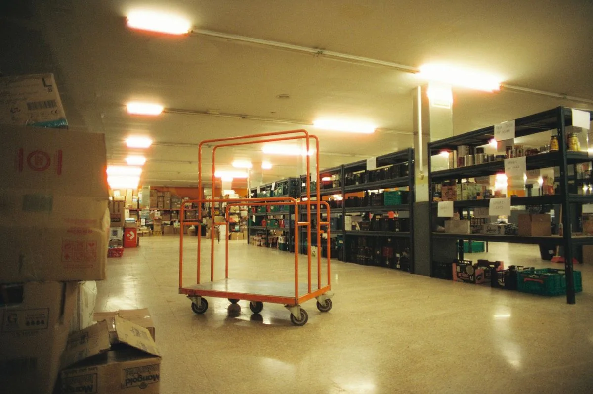Interior de un almacén logístico con estanterías industriales